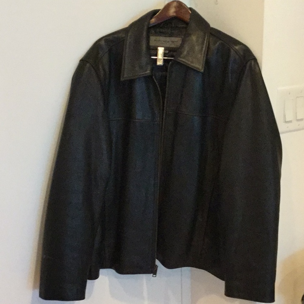 Men’s leather winter  coat.  XL,